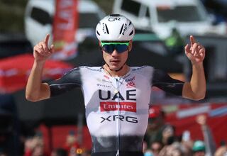 Rasmussen responde a Skjelmose: “Ayuso tiene más opciones de podio en el Tour”