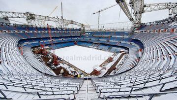Durante gran parte del día de hoy ha estado nevando en la ciudad de Madrid y ha dejado estampas a las que los madrileños no están acostumbrados como, por ejemplo, el Santiago Bernabéu cubierto por este manto blanco.