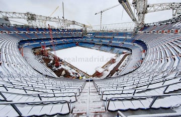 Durante gran parte del día de hoy ha estado nevando en la ciudad de Madrid y ha dejado estampas a las que los madrileños no están acostumbrados como, por ejemplo, el Santiago Bernabéu cubierto por este manto blanco.