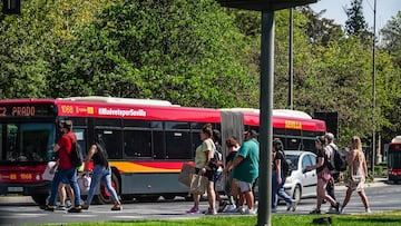 Un termómetro situado en el Prado, marca 51 grados al paso de transeúntes que resisten la fuerte ola de calor, a 26 de junio del 2023 en Sevilla (Andalucía, España). La Agencia Estatal de Meteorología (Aemet) ha activado el aviso rojo por altas temperaturas en las campiñas de Córdoba y Sevilla, un aviso que estará vigente entre las 13,00 y las 21,00 horas, según informa Emergencias 112 Andalucía. En estas comarcas, los termómetros podrán alcanzar los 44 grados.
26 JUNIO 2023
Eduardo Briones / Europa Press
26/06/2023