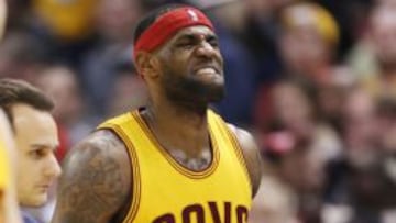 LeBron James, con gestos de dolor, tras sufrir un golpe en la mu&ntilde;eca.