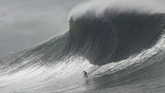 Justine Dupont surfeando en Nazar&eacute; una de las olas candidatas a Ride of the year en los Red Bull Big Wave Awards de la WSL.