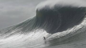 Justine Dupont surfeando en Nazaré una de las olas candidatas a Ride of the year en los Red Bull Big Wave Awards de la WSL.