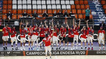 30/06/20 LIGA ENDESA LIGA ACB BALONCESTO BASKET 
 FINAL VALENCIA CORONAVIRUS COVID19
 BARCELONA - KIROLBET BASKONIA
 SHENGELIA ALEGRIA CELEBRACION COPA TROFEO CAMPEONES 