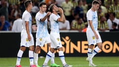 Los jugadores del Dinamo Kiev celebran el gol de Karavaev ante el Fenerbahçe.