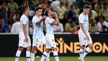 Los jugadores del Dinamo Kiev celebran el gol de Karavaev ante el Fenerbahçe.