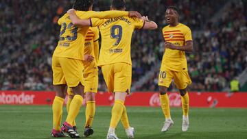 ELCHE, SPAIN - APRIL 01: Robert Lewandowski of FC Barcelona celebrates after scoring his team's third goal during the LaLiga Santander match between Elche CF and FC Barcelona at Estadio Manuel Martinez Valero on April 01, 2023 in Elche, Spain. (Photo by Francisco Macia/Quality Sport Images/Getty Images)