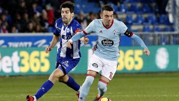 Iago Aspas controla el balón en presencia de Manu García.
