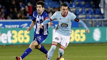 Iago Aspas controla el bal&oacute;n en presencia de Manu Garc&iacute;a.