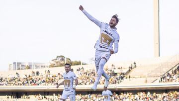 Arturo Ortiz festeja su gol con Pumas