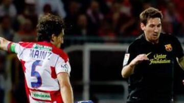 Diego Mainz en una acción con Messi en el partido de Los Cármenes.