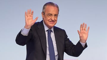 Florentino Pérez, presidente del Real Madrid, saluda a los socios en la Asamblea de 2021.