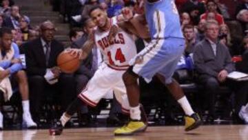 D.J. Augustin (Chicago Bulls) trata de marcharse de Kenneth Faried (Denver Nuggets).