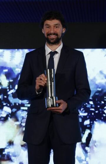 Sergio Llull recibe el premio “Mejor equipo” al Real Madrid de baloncesto.