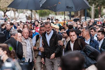 El Rey Felipe VI durante su visita a Paiporta, Valencia. Los Reyes de Espa?a visitaron, junto al Presidente del Gobierno y el Presidente de la Generalitat Valenciana, algunas de las zonas afectadas por la DANA el 2 de noviembre.