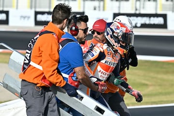 Tras la caída, Marc Márquez fue trasladado para recibir asistencia médica que tras las pruebas confirmaron que no sufre ninguna lesión de gravedad.