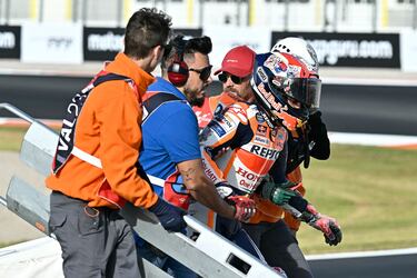 Tras la caída, Marc Márquez fue trasladado para recibir asistencia médica que tras las pruebas confirmaron que no sufre ninguna lesión de gravedad.