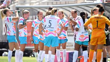 SAN DIEGO, CALIFORNIA - AUGUST 24: Landon Donovan of the San Diego Wave FC talks to Wave players during a pause in play in the first half against the Angel City FC at Snapdragon Stadium on August 24, 2024 in San Diego, California. Orlando Ramirez/Getty Images/AFP (Photo by Orlando Ramirez / GETTY IMAGES NORTH AMERICA / Getty Images via AFP)