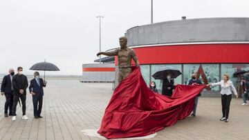 Estatua en honor a Luis Aragon&eacute;s a los pies del Metropolitano. 