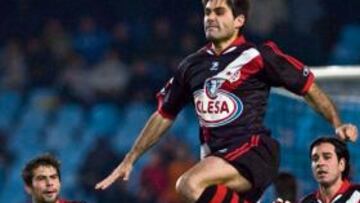 <b>EUFÓRICO. </b>Aganzo consiguió el empate de penalti y lo celebró ante la mirada de Coke y Sousa.