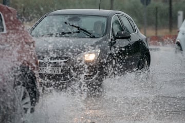 La DANA situada sobre el territorio español ha dejado importantes precipitaciones y tormentas, lo que ha provocado imágenes impactantes con sus consecuencias. Según el pronóstico de la Agencia Estatal de Meteorología (Aemet), que ha emitido un nuevo aviso especial por las lluvias y tormentas que se espera que continúen hasta el lunes. La Comunidad de Madrid y Toledo están bajo aviso rojo ante el riego de que se acumulen 120 litros por metro cuadrado en 12 horas.