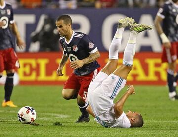 Sebastian Giovinco del equipo All-Stars de la MLS regatea a Lucas Vázquez en el partido del MLS All-Star contra el Real Madrid.