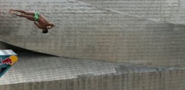 El clavadista mexicano Jonathan Paredes durante la ronda clasificatoria para la final de la prueba del 'Red Bull Cliff Diving 2015' de Bilbao.