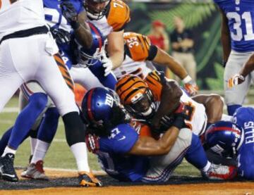 Los Bengals pasaron por encima de los Giants, en un partido en el que contrastó la buena actaución de los titulares de Cincinnati, que culminó en un touchdown de pase de Andy Dalton a Mohammed Sanu, con lo desafortunado de los titulares Big Blue, que tan solo pudieron lograr un primer down y 38 tristes yardas en cuatro series.