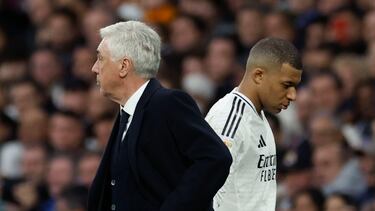El delantero del Real Madrid Kylian Mbappé, tras saludar a Carlo Ancelotti al ser sustituido.