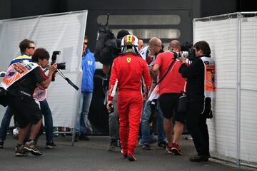 Sebastian Vettel perdió el control de su Ferrari y se fue contra la valla. Tuvo que abandonar la carrera. 