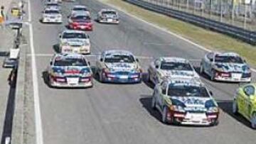 <b>AL LÍMITE. </b>El momento de la salida es uno de los de mayor nerviosismo, y al llegar al final de recta pueden coincidir hasta cinco coches en paralelo.
