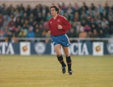 Creci en la localidad tinerfe?a de Puerto de la Cruz? desde los seis a?os de edad y se form como futbolista en las categoras inferiores del C. D. Tenerife, equipo con el que debut en Primera Divisin en la temporada 1990/91. Internacional con Espa?a en categoras inferiores, Lleg a disputar un encuentro con la seleccin absoluta el 12 de octubre de 1994 contra la Repblica de Macedonia despus de sustituir en el terreno de juego al delantero Julio Salinas.