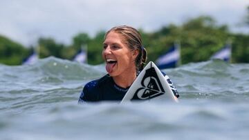 La 8 veces campeona del mundo de surf, Stephanie Gilmore, sacando la lengua sobre su tabla de surf en El Salvador. 