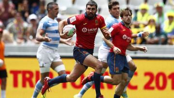 Spain&#039;s Javier Carrion breaks through the Argentina defense on day one of the HSBC World Rugby Sevens Series in Cape Town on 8 December, 2018. Photo credit: Mike Lee - KLC fotos for World Rugby 