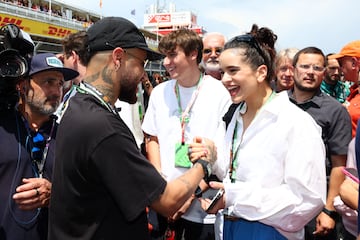 Neymar saluda a la cantante Rosalía en el Circuito de Montmeló, antes de comenzar la carrera.