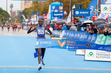 La atleta keniana Agnes Jebet Ngetich cruzando la línea de meta de la media maratón de Valencia.