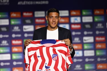 El nuevo lateral derecho del Atlético de Madrid empezó en Argentina. Varios equipos han sido en los que ha jugado Molina como Boca Juniros, Defensa y Justicia y Rosario Central, hasta el año 2020 que fichó por el Udinese, donde estuvo dos años. Ausento de títulos en los clubes en los que ha estado, sí que conquistó con la selección la Copa América en el año 2021 y la Copa de Campeones Conmebol-UEFA en 2022. Ahora tiene un nuevo reto en el Atlético de Madrid, ya que tras la marcha de Kieran Trippier, Nahuel Molina puede ser el sustituto ideal para el conjunto del Cholo Simeone. Es un lateral derecho con perfil ofensivo, teniendo una gran versatilidad técnica y táctica. Necesita mejorar sin balón, en las entradas o en el tackling, además de ser superado por el rival dejando expuestos a sus compañeros de última línea. No comete muchas faltas innecesarias cerca de su área y esto es un factor importante para un jugador argentino.
