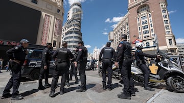La policía toma medidas de seguridad en Madrid ante un apagón generalizado que afecta a España y Portugal.