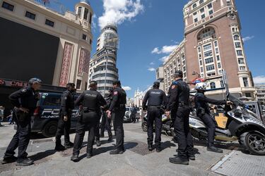 La policía toma medidas de seguridad en Madrid ante un apagón generalizado que afecta a España y Portugal.