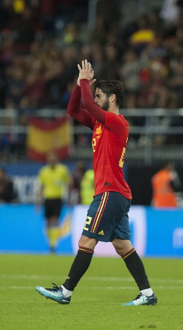 Waston le hizo una dura entrada a Isco. El jugador español pidió el cambio.