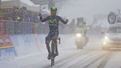 Nairo Quintana triunfa bajo la nieve.