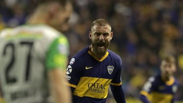 Boca Juniors' Italian midfielder Daniele De Rossi (C) gestures during their Argentina First Division 2019 Superliga Tournament football match against Aldosivi at La Bombonera stadium, in Buenos Aires, on August 18, 2019. (Photo by ALEJANDRO PAGNI / AFP)