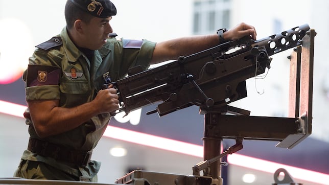 ¿Cuántos militares participan en el desfile del 12 de octubre de 2025 y quiénes harán el salto con la bandera española?