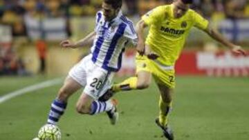 El defensa de la Real Sociedad Joseba Zaldua y el defensa del Villarreal Antonio Rukavina.