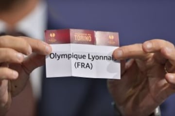 El embajador de la final de Turín, el ex internacional italiano Ciro Ferrera sostiene una tarjeta con el nombre del club de fútbol Olympique Lyonnais durante el sorteo de los cuartos de final de la UEFA Europa League en la sede de la UEFA en Nyon.