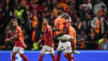 Victor Osimhen celebra un gol