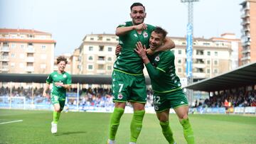 Lucas Pérez felicita a Lebedenko tras el gol del ucraniano.