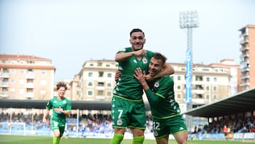 Lucas P¨¦rez felicita a Lebedenko tras el gol del ucraniano.