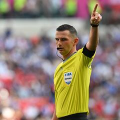Who is Michael Oliver, the referee for the Manchester City vs Arsenal Premier League title clash?