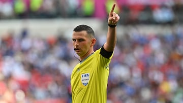 Doha (Qatar), 27/11/2022.- English referee Michael Oliver reacts during the FIFA World Cup 2022 group E soccer match between Japan and Costa Rica at Ahmad bin Ali Stadium in Doha, Qatar, 27 November 2022. (Mundial de Fútbol, Japón, Catar) EFE/EPA/Noushad Thekkayil
